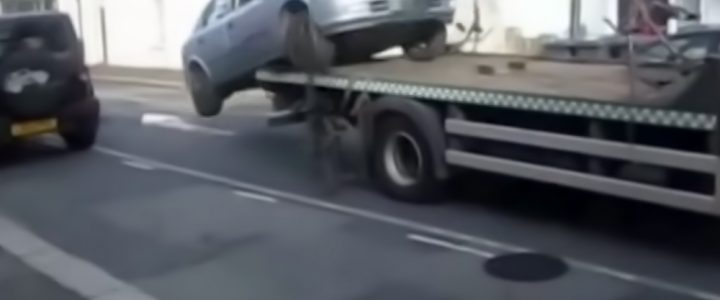 Non vuole pagare la multa, salta con l’auto dal carro attrezzi Non vuole pagare la multa, salta con l’auto dal carro attrezzi